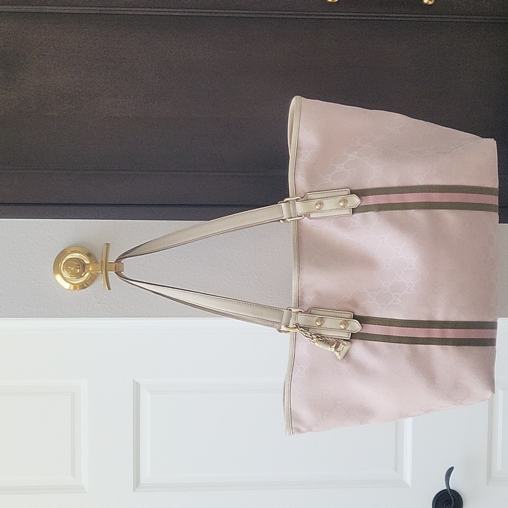STUNNING gucci tote! 🩷